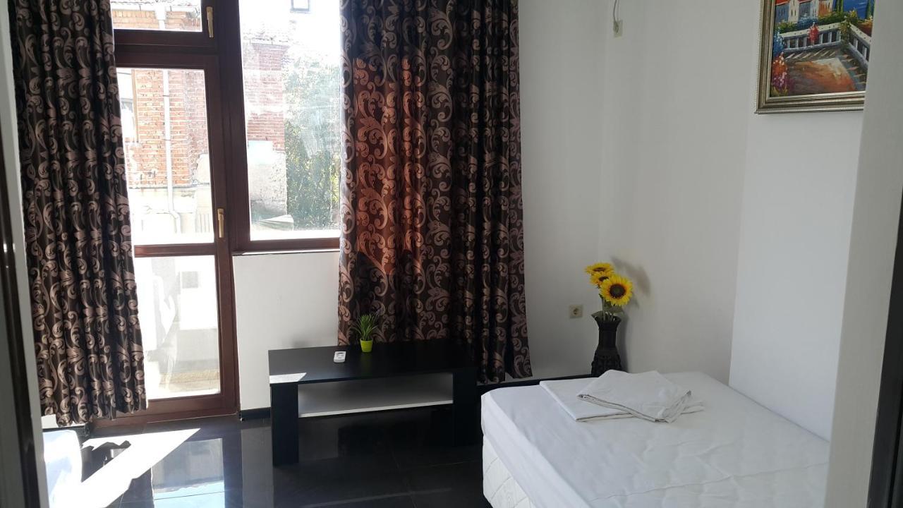 Central Beach Guest Rooms Burgasz Kültér fotó