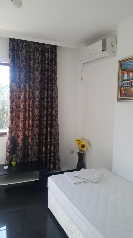 Central Beach Guest Rooms Burgasz Kültér fotó